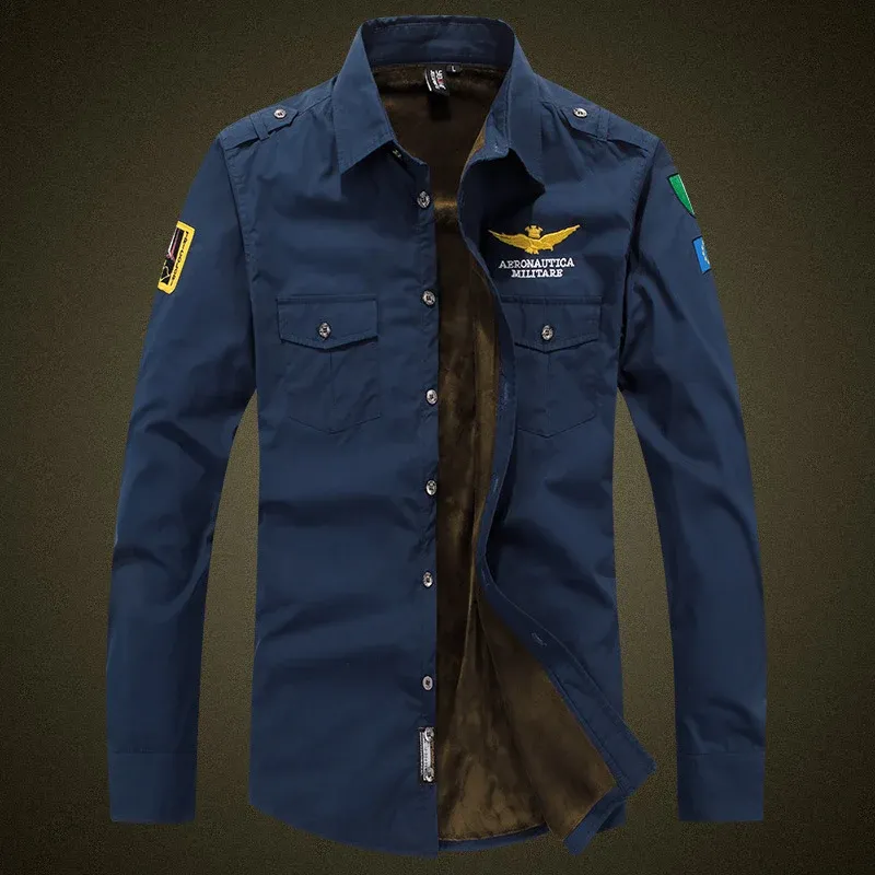 Herren isolierte Military-Style Shirtjacke mit gestickten Patches und Kunstpelzfutter – Taviero