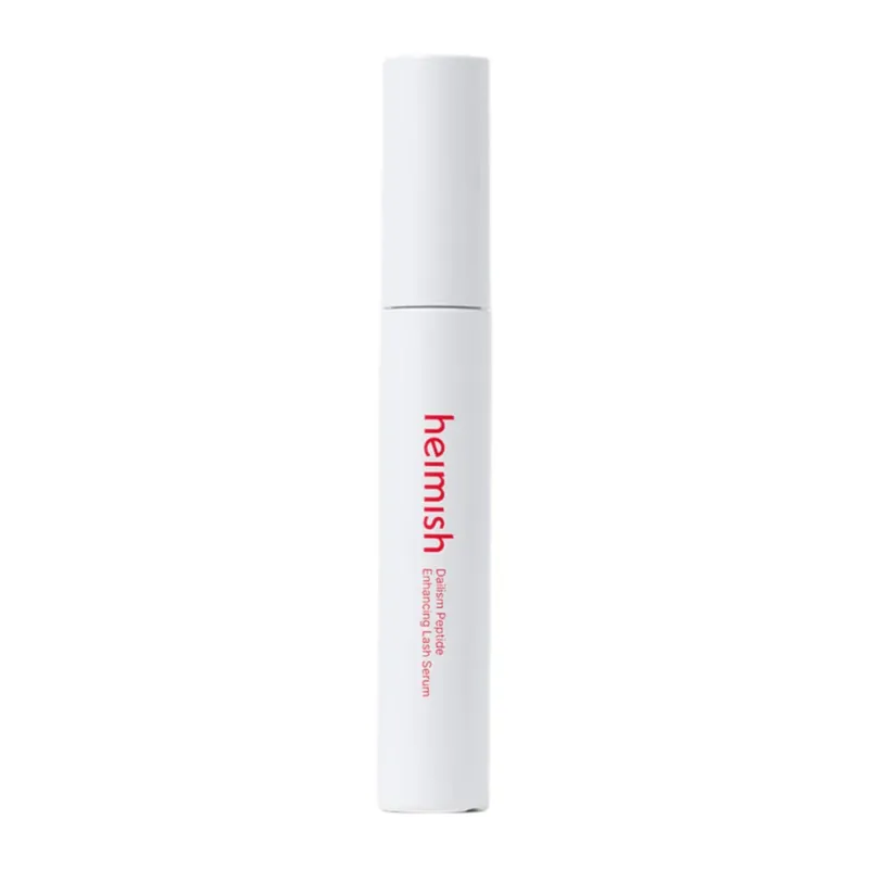 Produktbild von Heimish Dailism Peptide Enhancing Lash Serum vor hellem Hintergrund. Das wimpernpflegende Serum wird in einer stilvollen weißen Verpackung präsentiert, mit Fokus auf tägliche Pflege und stärkende Wirkung für die Wimpern.